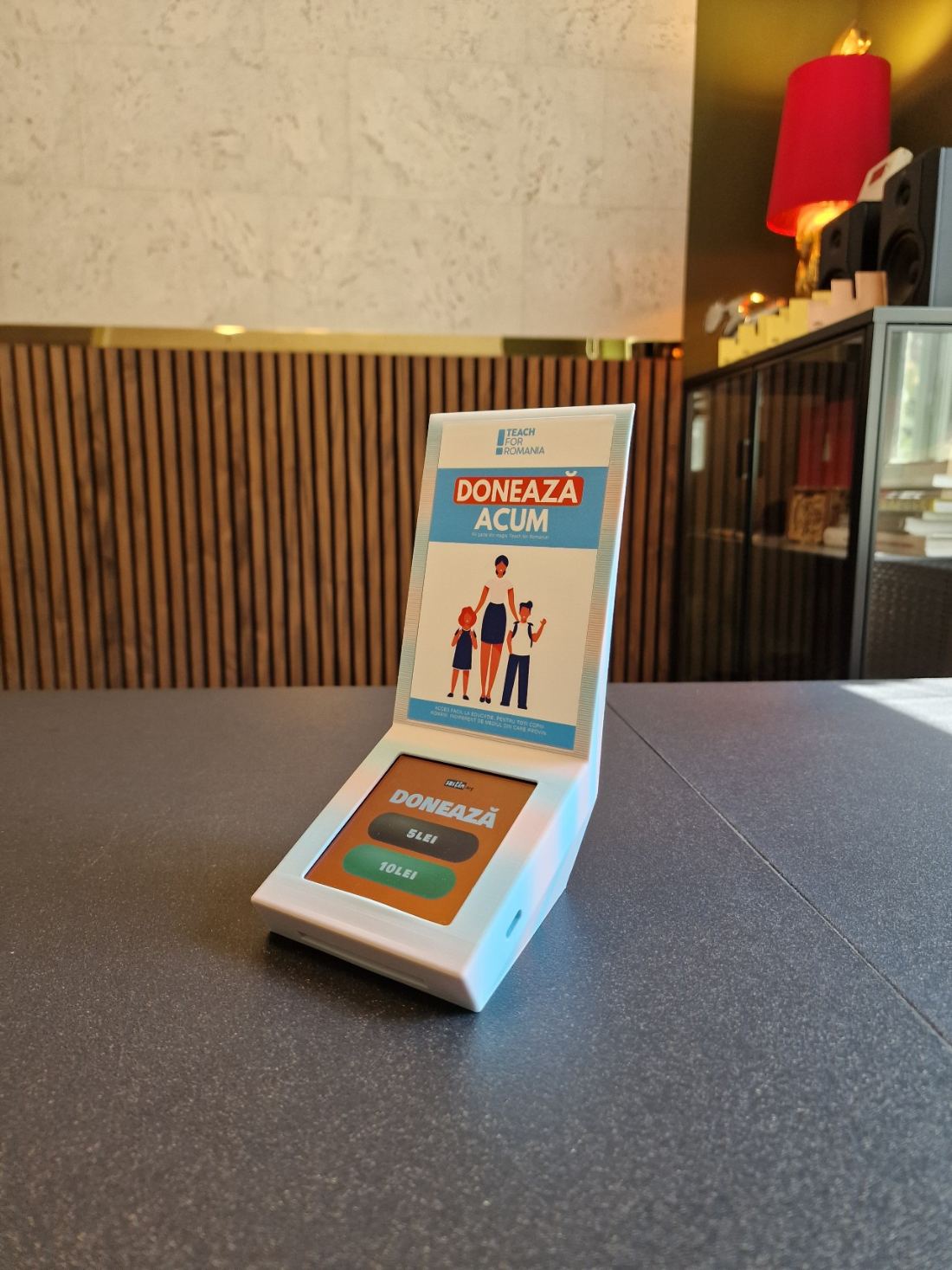 Cutie albă cu panou de campanie albastru și interfață pentru donație