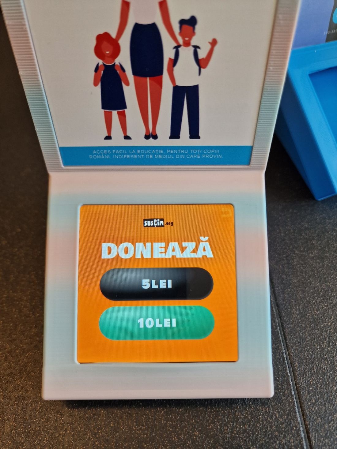 Detaliu al ecranului tactil cu opțiuni de donație