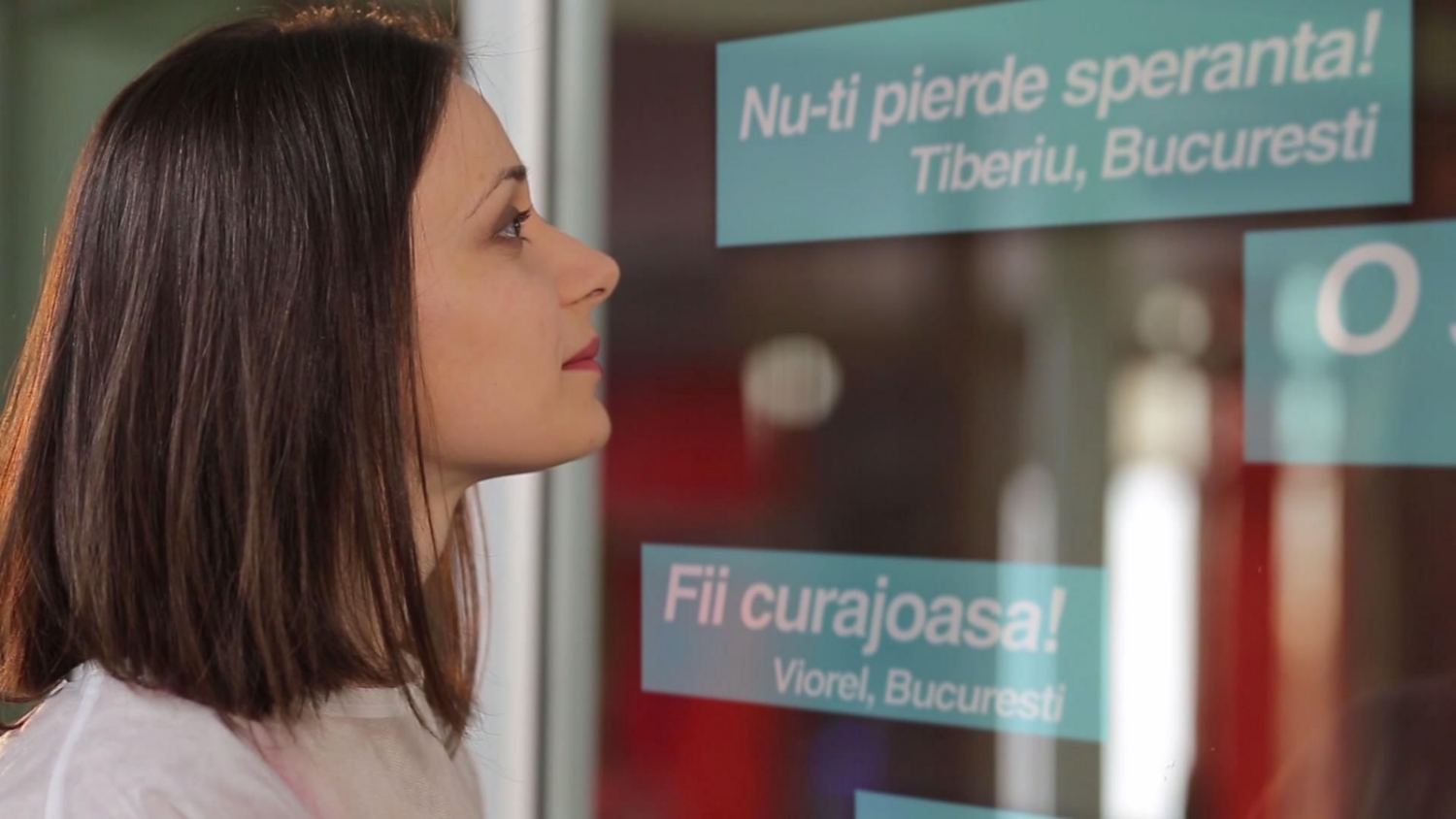 Fereastra secției de neonatologie, cu mesaje de încurajare proiectate pe sticlă