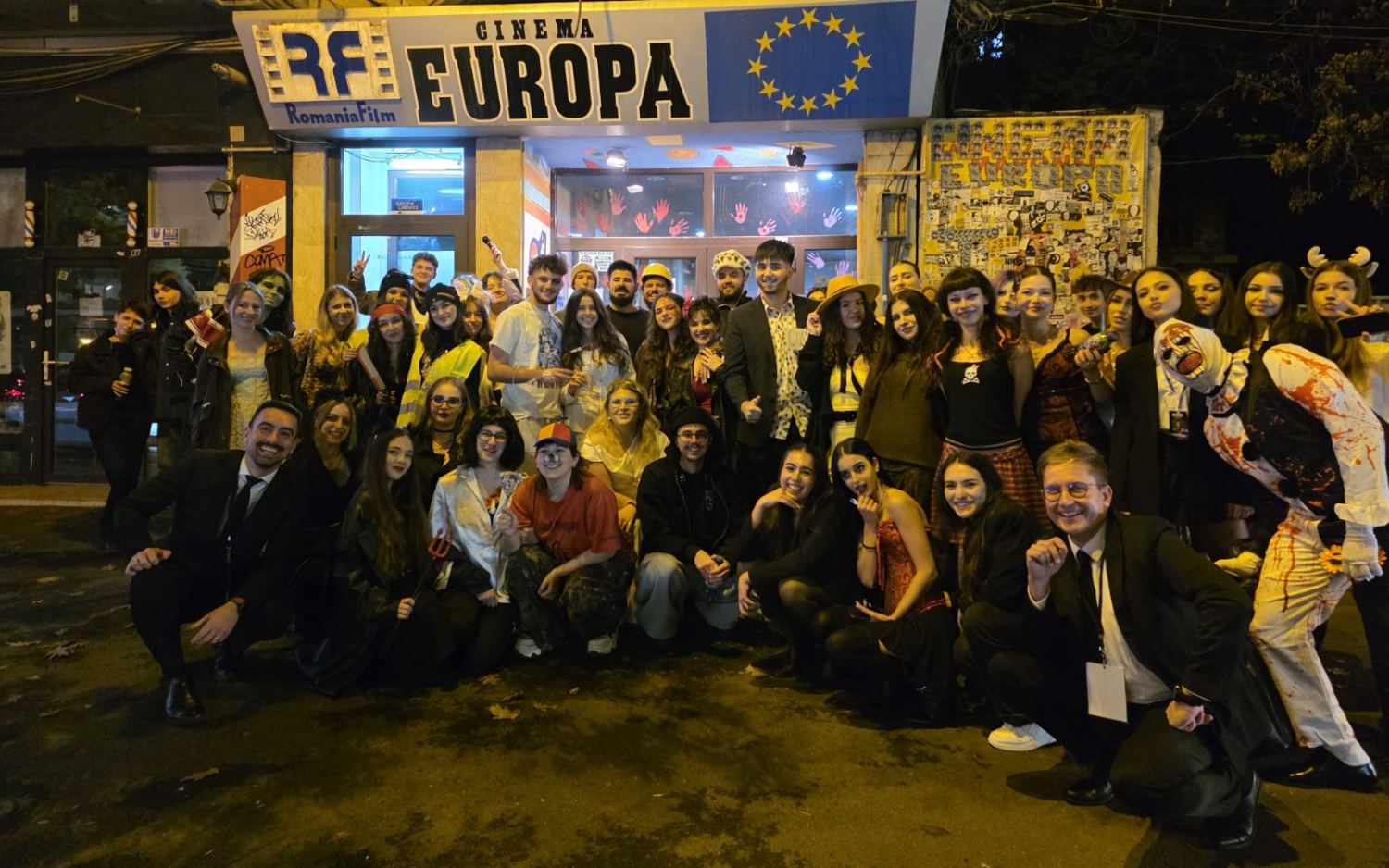 Comunitatea Cinema Europa, în costume, la intrarea din Calea Moșilor