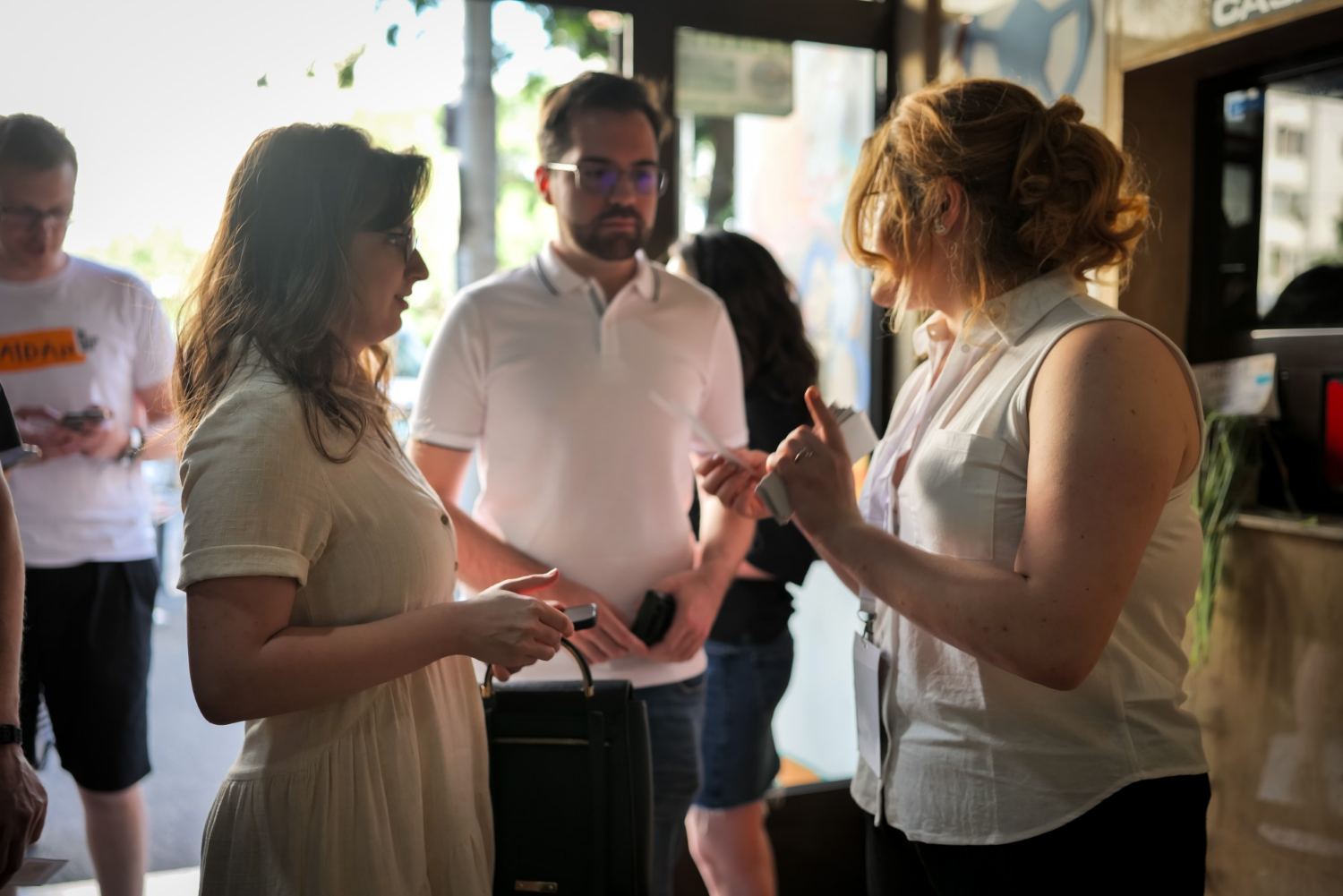 Conversație la intrarea în cinematograf, înainte de o proiecție
