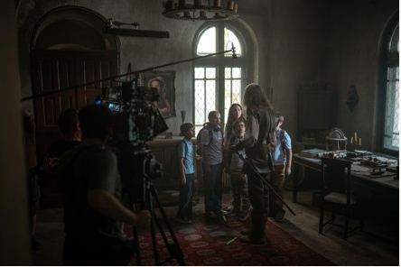 Echipa de filmare și actorii în decorul filmului