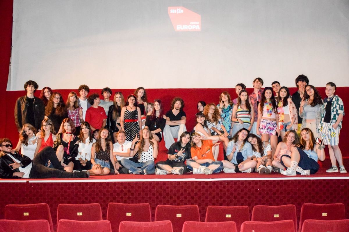 Fotografia de grup a voluntarilor, pe scena Cinema Europa