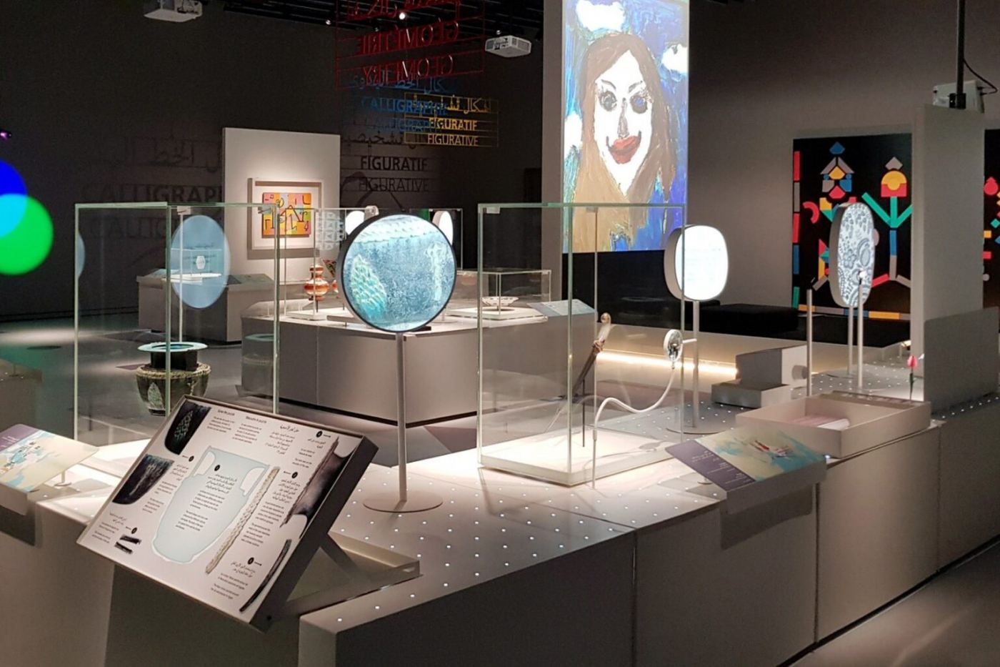 Original objects, interpretation supports and projected images in the same space