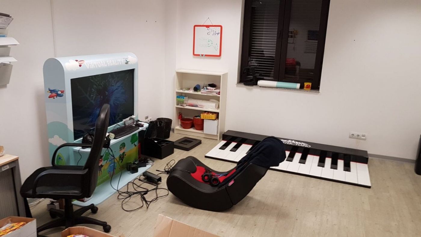 Stația VR și pianul pe podea în camera Tech Room
