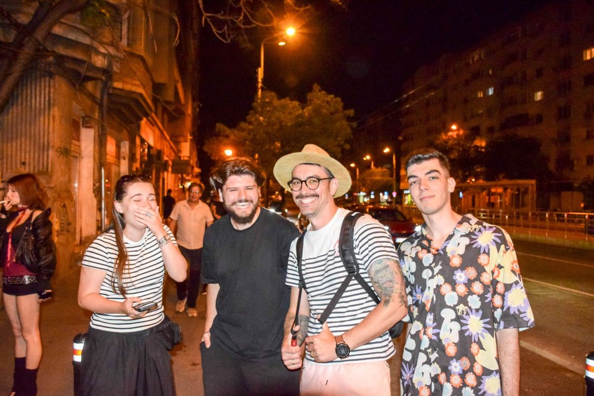Patru voluntari conversând pe stradă, după un eveniment la cinema